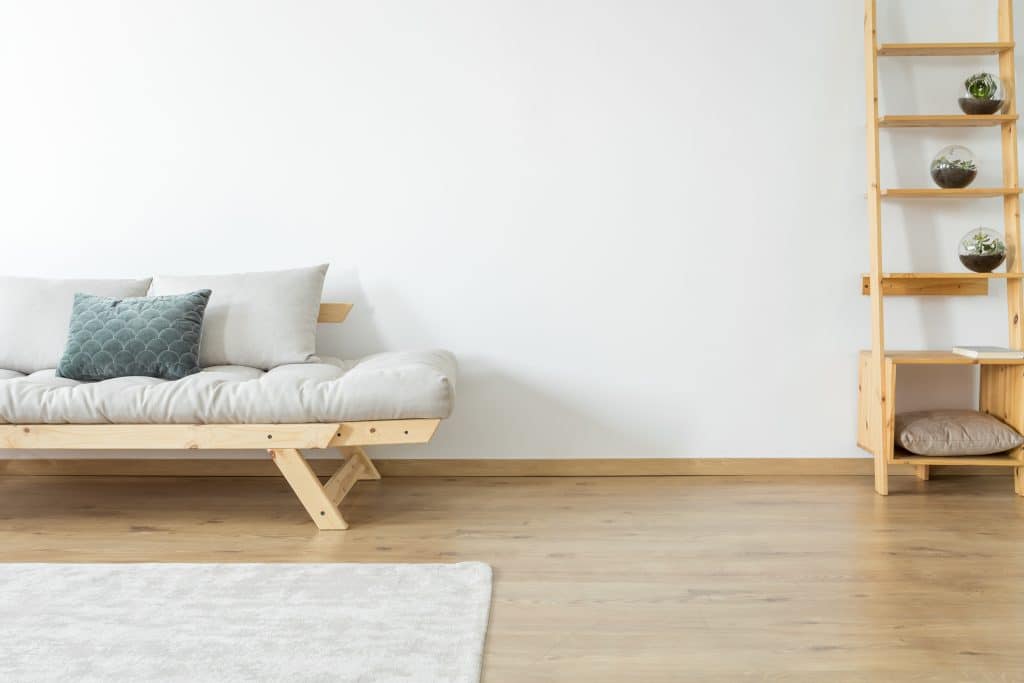 Thang gỗ nhẹ.  Nó đóng vai trò như một chiếc tông đơ cho các chậu cây.  Nó có sẵn trong một căn phòng màu trắng với sàn gỗ sáng màu.  Cạnh cầu thang là một chiếc ghế sofa cũng được làm bằng gỗ.  Nó có một số gối màu trắng và một cái màu xanh ở trung tâm.