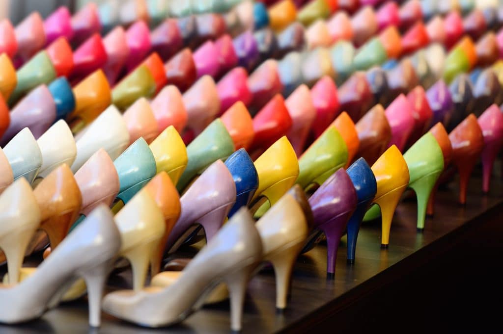 Nhiều loại giày nữ và giày cao gót, tất cả đều có màu sắc khác nhau.  Đó là một bức ảnh rất nhiều màu sắc và đầy giày.