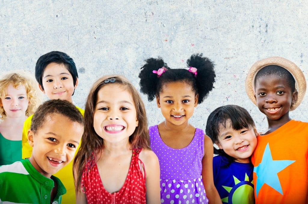 Nhiều trẻ em thuộc nhiều chủng tộc và quốc tịch khác nhau.  Họ đều vui vẻ và tươi cười.